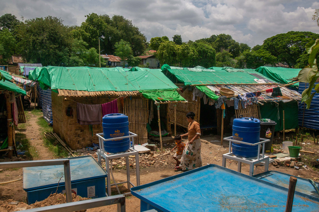 Les catastrophes et les combats ont contraint des millions de personnes à travers le Myanmar à fuir leur foyer pour se mettre en sécurité. Beaucoup trouvent refuge dans des camps de déplacés comme celui-ci, situé dans le centre du Myanmar.
